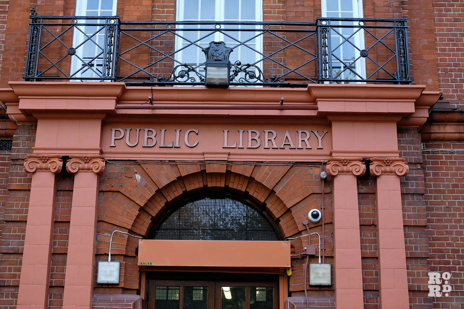 Front exterior entrance of Bethnal Green Library