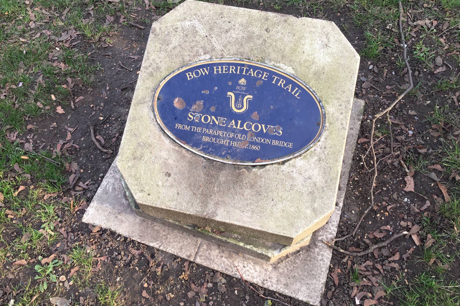 Plaque for the stone alcoves of Victoria Park, part of the Bow Heritage Trail