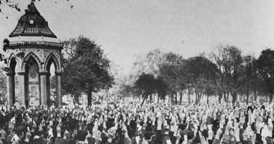 A protest at the Forum in Victoria Park during a 1954 docker strike