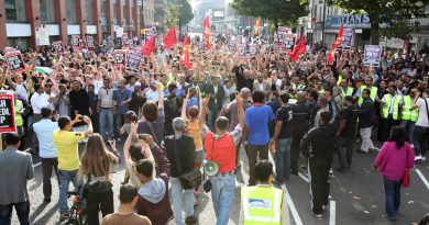 Anti EDL and BNP protest crowds, by photographer Rehan Jamil