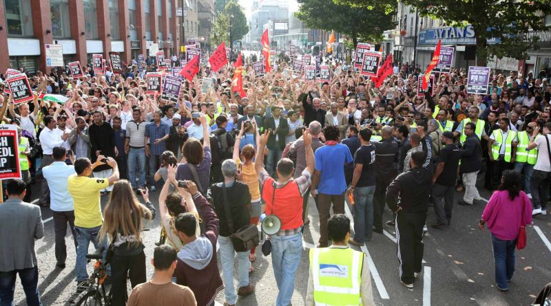 Anti EDL and BNP protest crowds, by photographer Rehan Jamil
