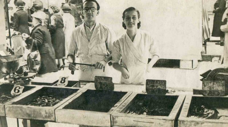 Two people on Eel Stall. G Kelly, notable eel and pie shop.