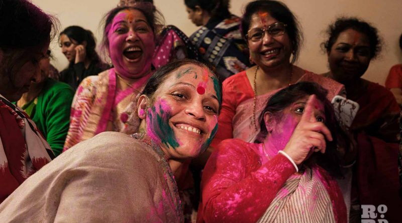 Women with colour painted faces, Holi festival, or Dolyatra, at the Hindu Pragati Sangha in Bow. Photography by Alice Sacco © Social Streets CIC